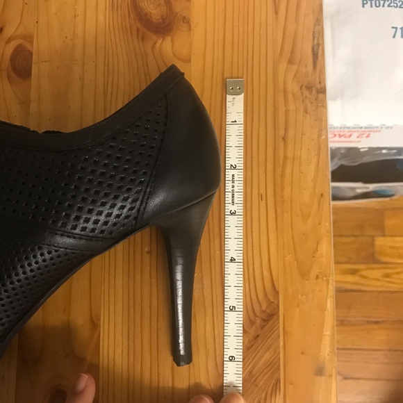 [Like New]Tahari open toe Bootie 6.5M - Picture 6 of 8